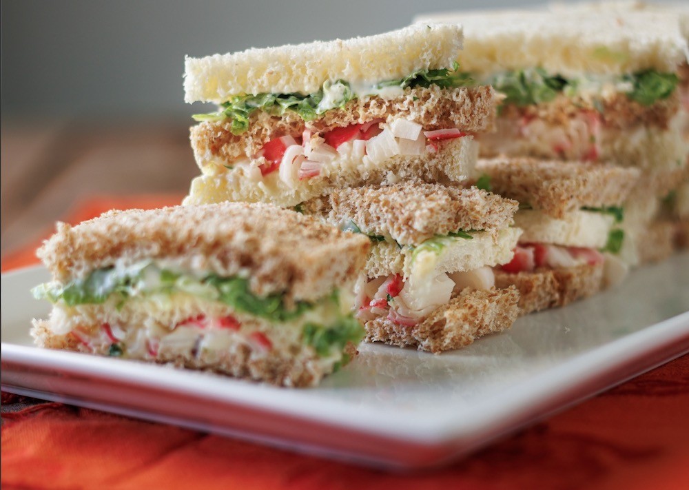 foto de Sandwiches de Kani Kama con pan blanco y negro